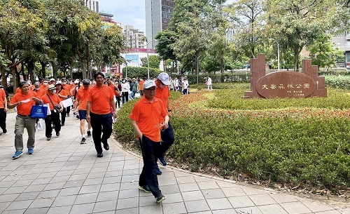 北科大校長王錫福（前）領頭健走。