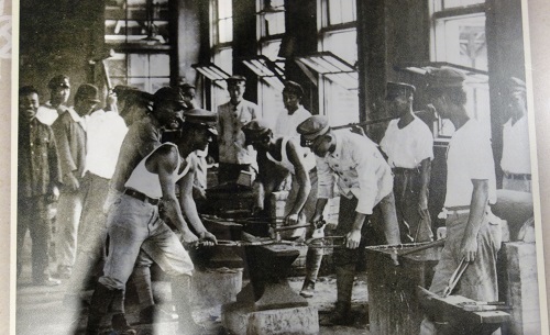 展覽中可見1942年臺北工業學校機械科學生鍛造工場揮汗實習場景。