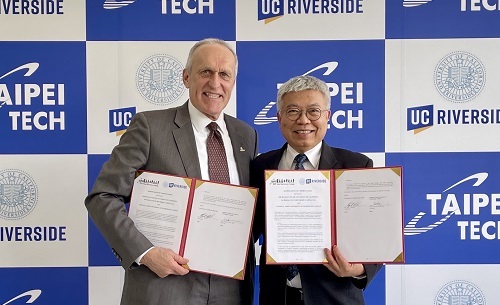 北科大校長王錫福（右）與加州大學河濱分校校長威考克斯代表簽約。