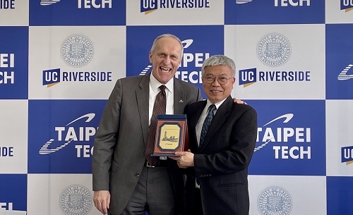 北科大校長王錫福（右）與加州大學河濱分校校長威考克斯相互贈禮。