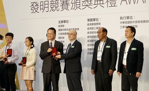 北科大教授李有豐（右三）代表團隊領獎。
