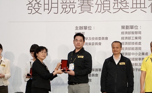 北科大電子系老師鍾明桉（中）代表團隊領獎。