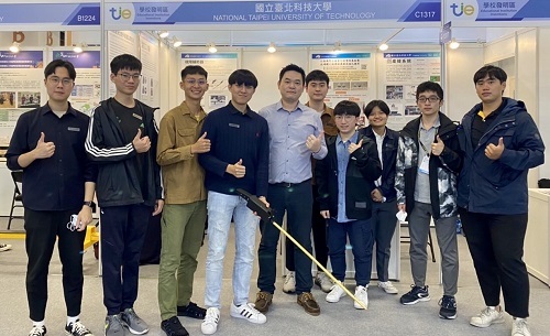 北科大電子系老師鍾明桉（左五）與研究團隊合影，同學手持由自動駕駛演化的智慧導盲系統裝置。