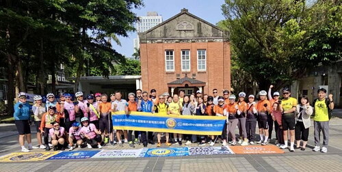 北科大EMBA鐵馬社第十屆「48小時不斷電單車接力環島」7/31正式出發，校長任貽均、管理學院院長范書愷及EMBA執行長陳育威到場授旗。