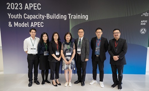 北科大辦理「2023 APEC青年培訓課程」，（右起）北科大人社學院副院長洪媽益、應英系教授林彥良、副校長楊重光、教育部國際司司長李彥儀、北科大應英系主任楊韻華等嘉賓合影。