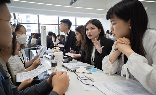 北科大辦理「2023 APEC青年培訓課程」，各國青年代表一起發想APEC模擬會議提案。