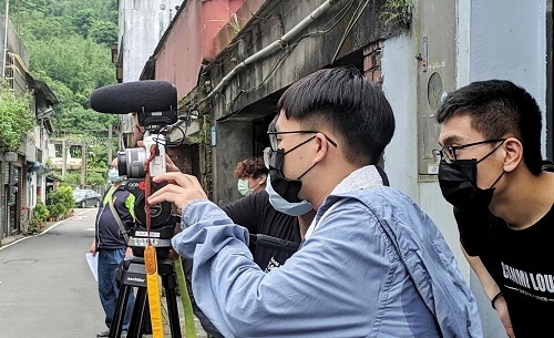北科大學生為老礦工掌鏡，拍攝《猴硐煤鄉漫遊》導覽影片。
