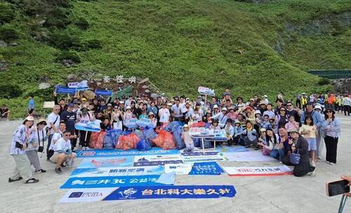 EMBA樂活海洋社今天（24日）結合基隆市政府、校友社團、企業夥伴及學生志工，辦理「魚苗放流 × 淨灘 ESG公益行動」
