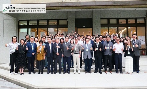 北科大工設系畢業展「造夢器官」開幕,本校師長、合作產業代表與學生於展場前合影。
