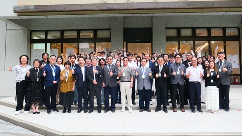 北科大工設系畢業展「造夢器官」開幕，本校師長、合作產業代表與學生於展場前合影。