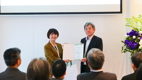 日本企業YKK AP台灣董事長安田典生出席開幕活動，工設系主任代表致贈感謝狀，感謝YKK AP對北科大工業設計系的支持與肯定。