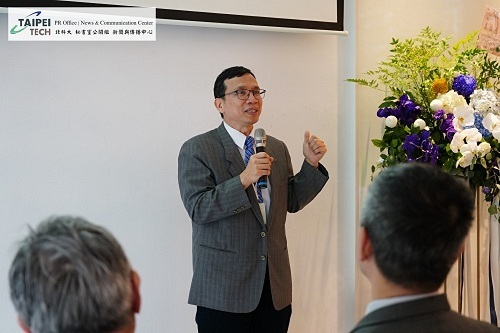 北科大副校長白敦文於工設系畢業展「造夢器官」開幕致詞，勉勵學生以設計回應時代需求