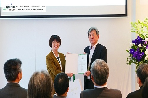 日本企業YKK AP台灣董事長安田典生出席開幕活動，工設系主任代表致贈感謝狀，感謝YKK AP對北科大工業設計系的支持與肯定。
