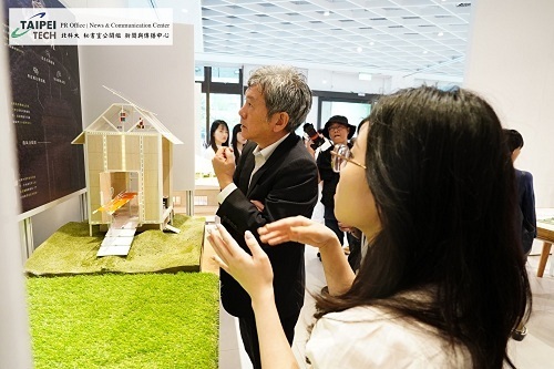 YKK AP台灣董事長參觀學生作品，了解永續設計與空間美學創作理念。