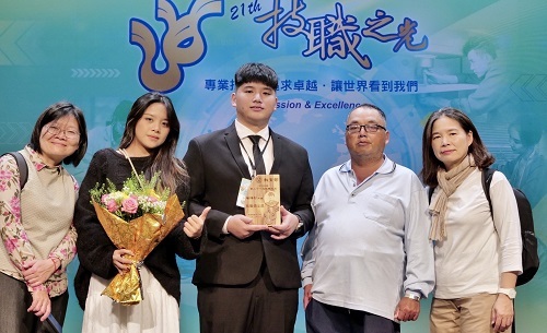 技優專班學生楊博智（中）與家人於頒獎典禮合影。圖片
