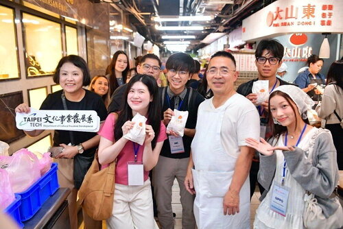 國際師生走進「大山東餅舖」，體驗手工包包子並與攤商熱烈互動。