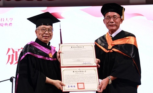 鐿鈦科技策略長林寳彰（右）獲頒北科大名譽博士。（攝影：洪錫範）