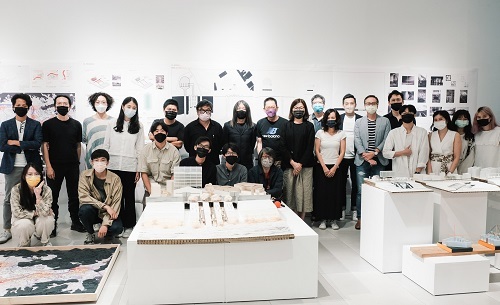 北科大建築系畢業設計總評，業界評圖老師和指導老師與學生大合影