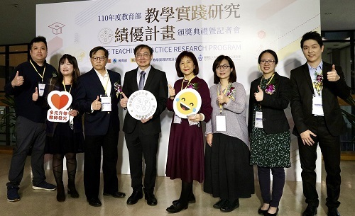 北科大教學實踐研究績優計畫成果傲視全台，北科大副校長楊士萱（左四）與7位獲獎教師典禮合影。