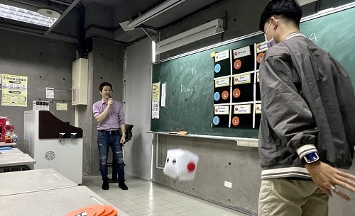 北科大經管系副教授張瑋倫（左）運用井字遊戲結合商業模式分析，顯著提升學生答題正確率。