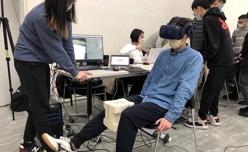 北科大互動系助理教授韓秉軒課程期末展演，邀請校外評審體驗，在學生設計的VR遊戲裡做復健。