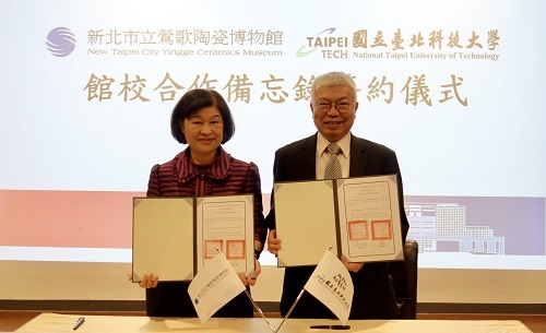 北科大校長王錫福（右）與陶博館館長吳秀慈代表簽約。