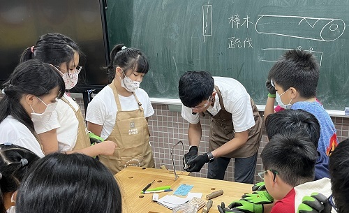 北科大木育老師親自教導學童削木工具使用技巧，提醒大家注意安全。