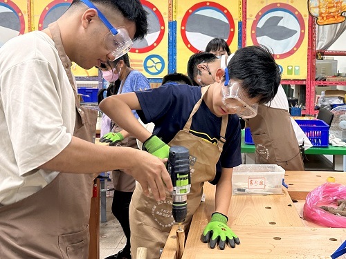 學童們親自動手操作機具，使用安全及姿勢力度是關鍵。