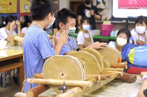 木育營隊作品之一「神墊」，希望老校樹持續貼心守護校園師生。