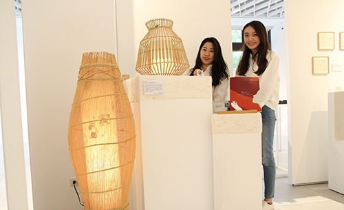 劉曼菱（左）、唐惟真（右）設計竹編燈飾，呈現清末民初女性在父權社會束縛下，爭取成為新女性的意識和勇氣。