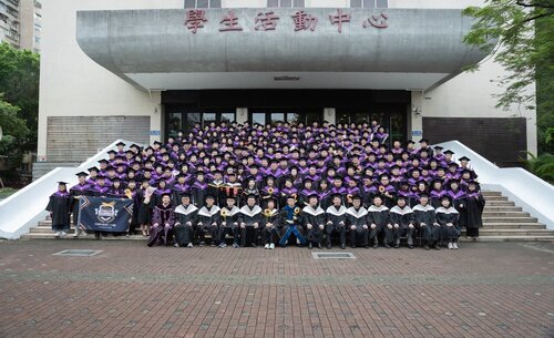 北科大EMBA 113級境內外八班畢業生大合照。