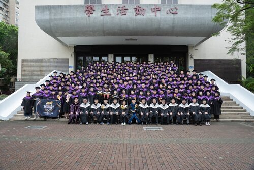北科大EMBA 113級境內外八班畢業生大合照。