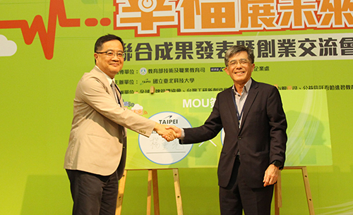 北科大副校長楊重光（左）與藍天電腦副董事長蔡明賢代表簽約，攜手培育新零售人才。