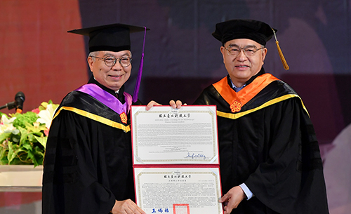 義隆電董事長葉儀晧（右）獲頒臺北科大名譽博士。