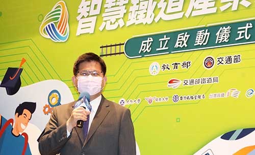 交通部長林佳龍指出，不只有口罩國家隊，台灣也應該有智慧鐵道國家隊。