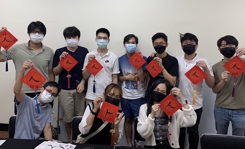 北科大菁英專班學生體驗書法。