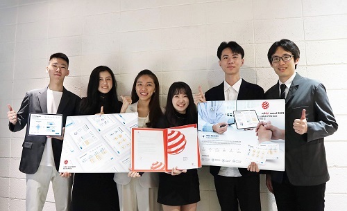 北科大工設系教授鄭孟淙(右起)指導學生陳威、郭嘉欣、王俐人、龍亭君、李元捷,設計「Wise Decision醫療共享決策系統」,榮獲紅點年度最佳設計獎。圖片