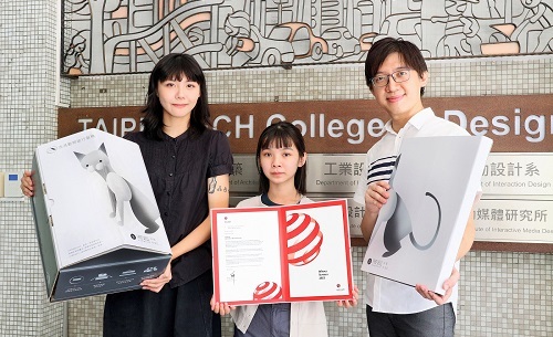 北科大工設系老師黃孟帆(右起)指導學生莊文瑜、黃思瑜設計「FAREWELL流浪動物友善送行服務」,榮獲紅點獎肯定。圖片