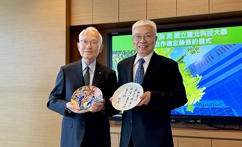 北科大校長王錫福(右)、和信醫院董事長黃達夫互贈禮物。