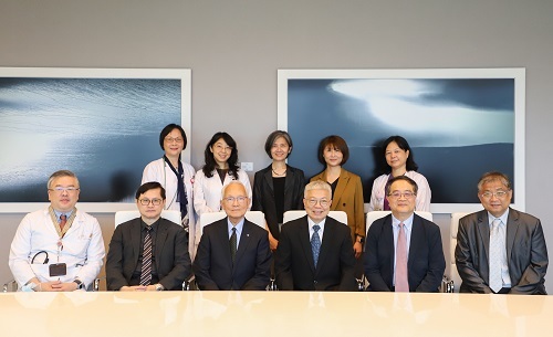 北科大、和信醫院USR合作簽約儀式,身兼北科大校友、和信醫院董事的和碩董事長童子賢(前排左二)參與見證,圖為儀式貴賓大合影。(和信醫院提供)
