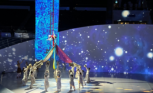 豐年祭舞蹈表演搭配龍柱上投射原住民圖騰