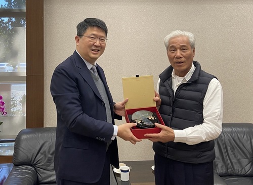 北科大校長任貽均（左）拜會三陽工業董事長、北科大傑出校友吳清源。