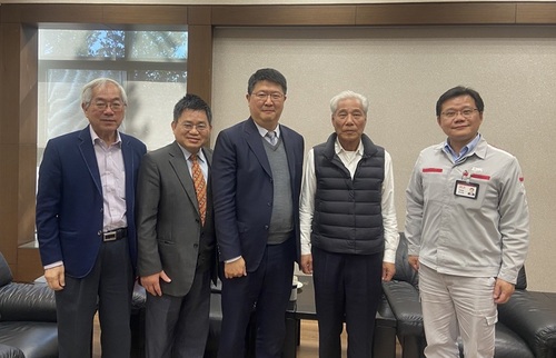 北科大大校長任貽均（中）拜會三陽工業董事長吳清源校友（右二），與三陽工業廠長許永昌校友（右一）、北科大主任秘書丁振卿（左二）、校友中心前主任鄧道興（左一）合影。