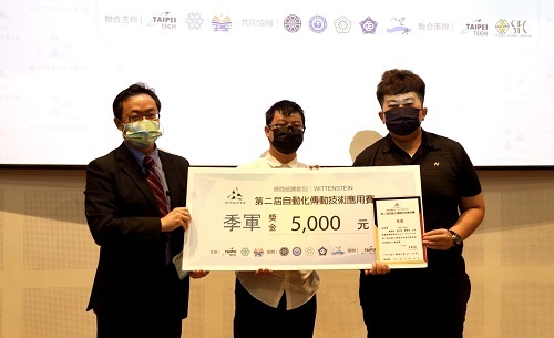 北科大機械系何昭慶主任(左)頒發季軍獎狀與獎金新台幣5仟元給虎科大SML-Team。