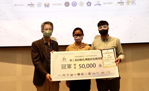 北科大機電學院院長李春穎(左)頒發冠軍獎狀與獎金新台幣5萬元予北科大712 智動化實驗室隊。