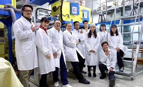 北科大特聘教授芮祥鵬與學生研究團隊合影。