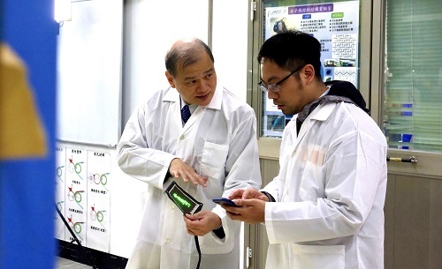 北科大特聘教授芮祥鵬帶領學生開發化工紡織新材料在醫療、光電的新應用。