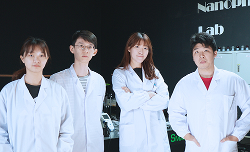 北科大光電系助理教授鄭鈺潔（右二）與碩士生李軒（右一）、呂浩銓（左二）研究團隊。