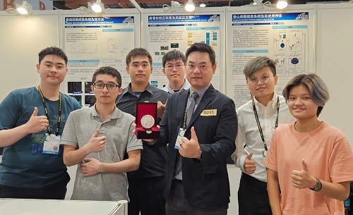 鍾明桉老師團隊榮獲台灣創博會發明競賽銀牌。