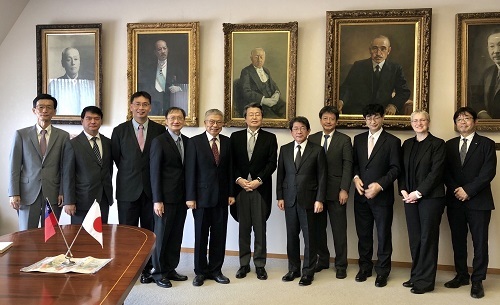 校長王錫福（左五）率團拜訪九州大學校長石橋達朗（中）等人。